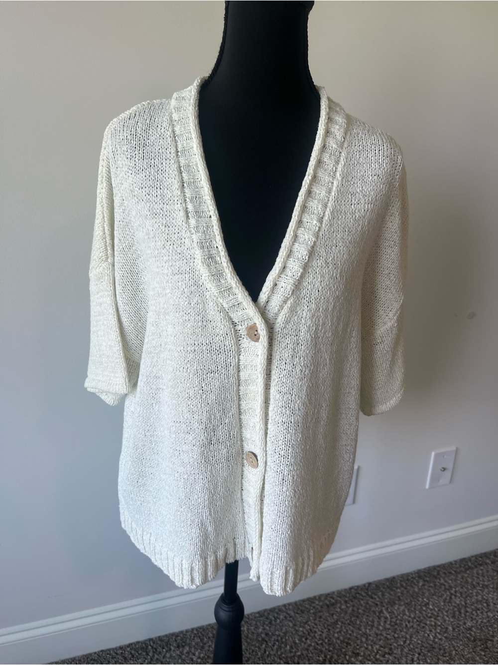 Cable & Gauge Cream Short-Sleeve V-Neck Button-Up Cardigan